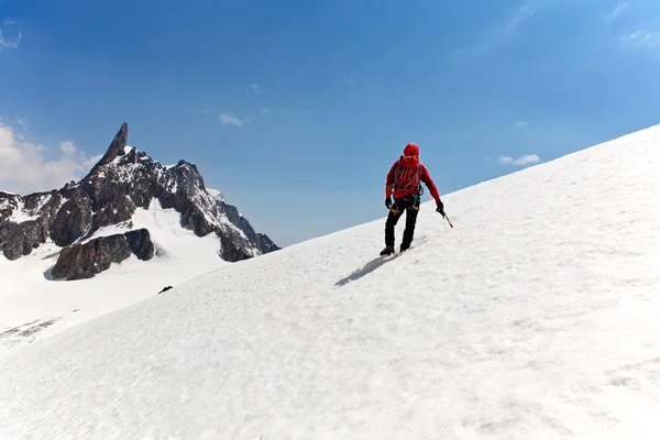 路上的一个男性登山者登上山顶 — 图库照片