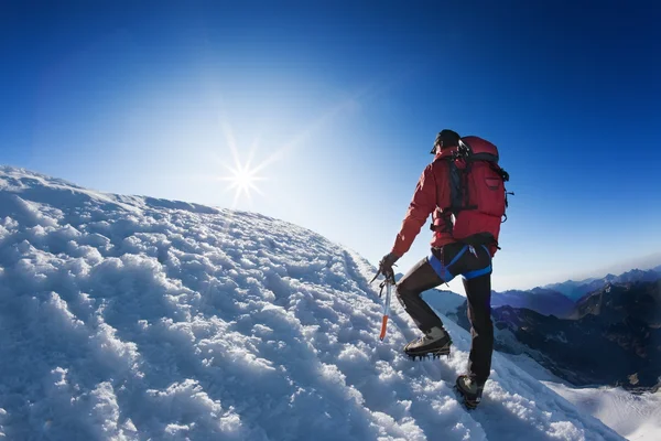 Yalnız dağcı üst ulaşır — Stok fotoğraf