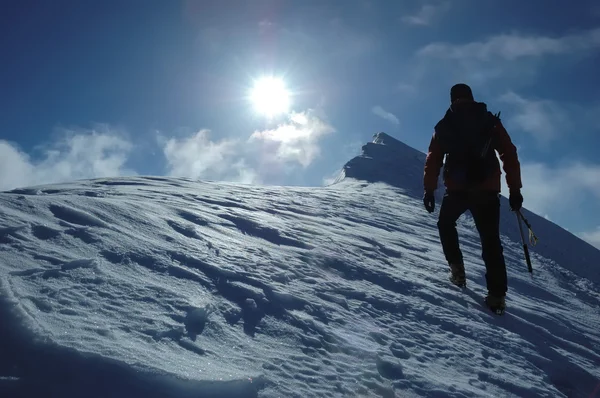 Alpinista solitário escalada — Fotografia de Stock