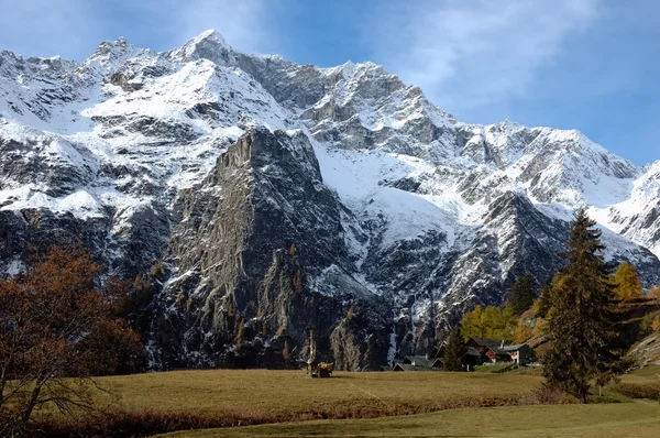 Vista villaggio di montagna — Foto Stock