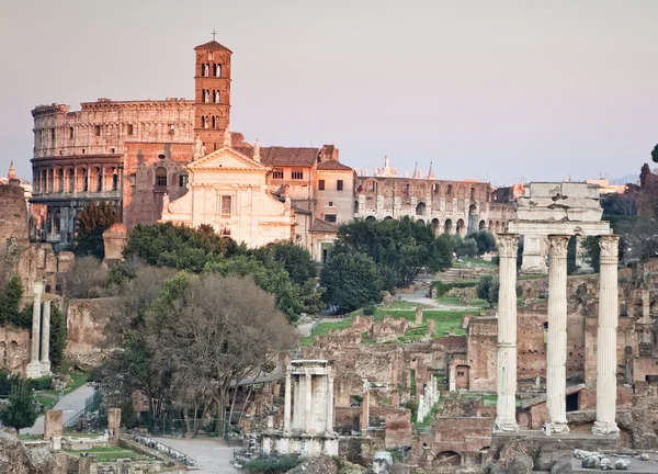 Знаменитая итальянская достопримечательность: Римский форум — стоковое фото