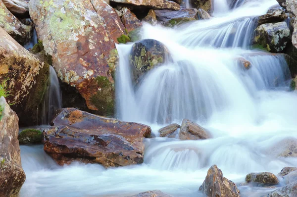 Pequena cachoeira da montanha — Fotografia de Stock