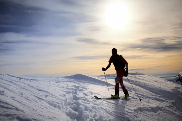 Esquiador de backcountry masculino — Foto de Stock