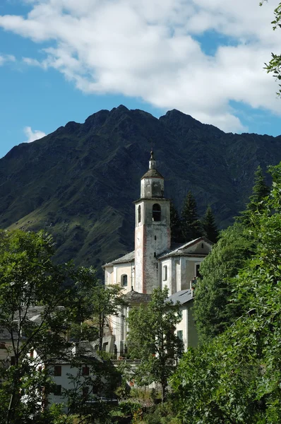 一座教堂里的山村 — 图库照片