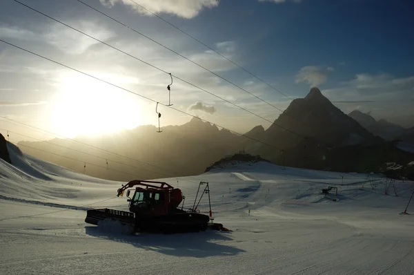 Zonsondergang ski helling sneeuwschuiver — Stockfoto