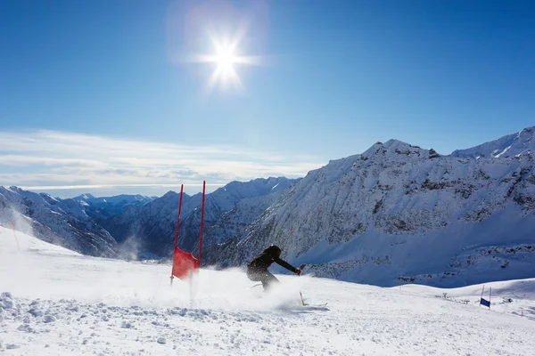 Unga skidåkare gör neråt på storslalom jagar — Stockfoto