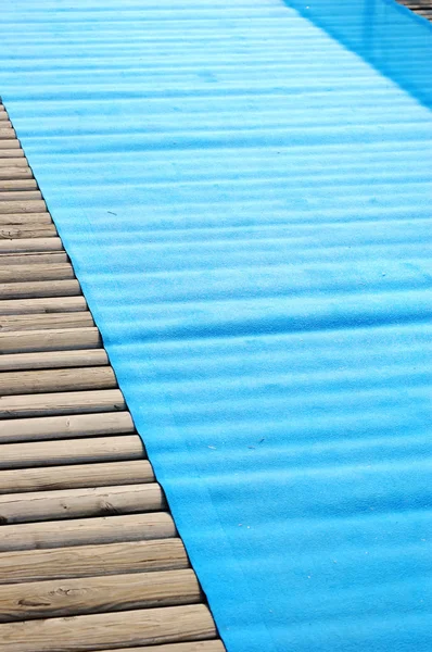 Alfombra azul sobre puente de madera —  Fotos de Stock