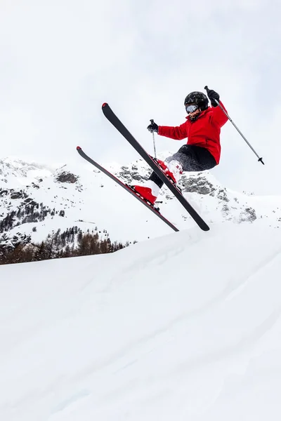 Piccolo sciatore che salta nella neve . — Foto Stock