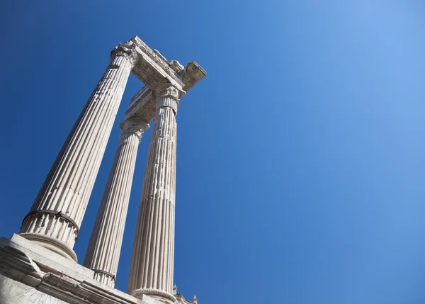 Las columnas de un antiguo templo romano —  Fotos de Stock