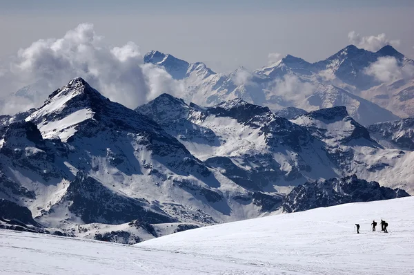 Bergsklättrare vandring på en glaciär — Stockfoto