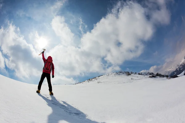 沿着雪坡上坡行走的登山家 — 图库照片