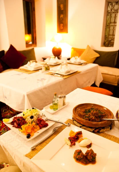 Mesa de jantar marroquina em um hotel kasbah, Maroc — Fotografia de Stock