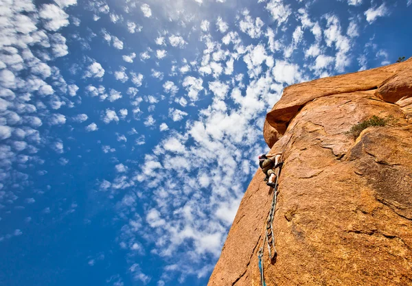 Junge Bergsteigerin auf einem steilen Granitberg — Stockfoto