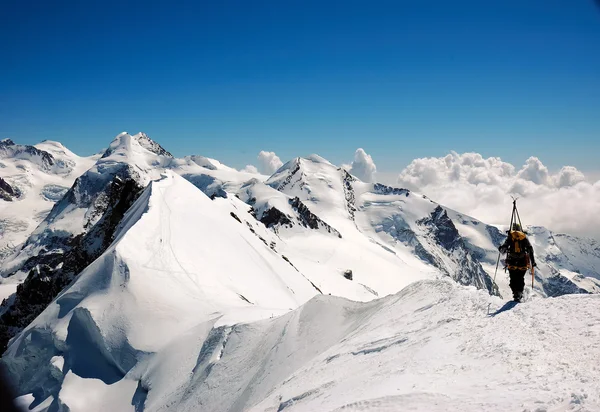 Alpinista solitário escalada — Fotografia de Stock