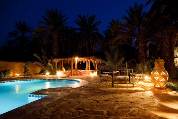 Hotel árabe piscina noche — Foto de Stock