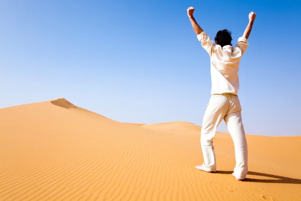 Hombre de pie sobre una duna de arena — Foto de Stock