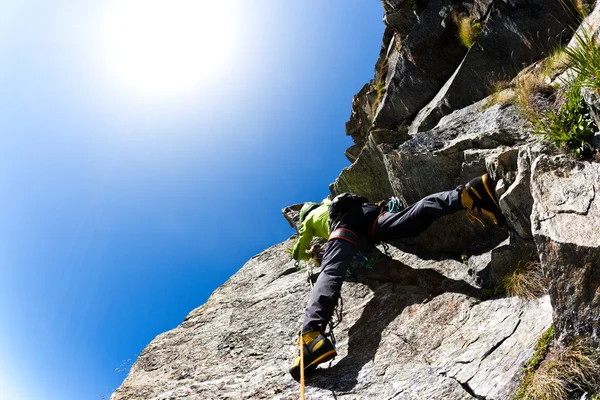 Escalada en roca: escalador en una pared empinada . —  Fotos de Stock