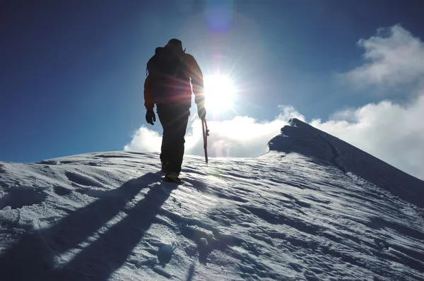 Alpinista solitário escalada — Fotografia de Stock