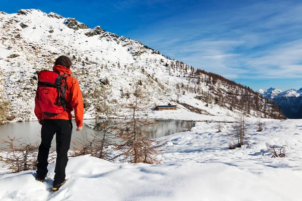 Senderista Lago Montaña Invierno — Foto de Stock