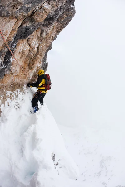 Dengerous pitch during an extreme winter climbing — Stock Photo, Image