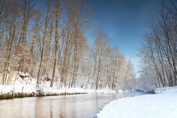 En liten flod under vintern, — Stockfoto