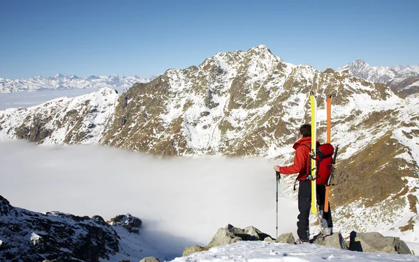 男性スキー登山 — ストック写真