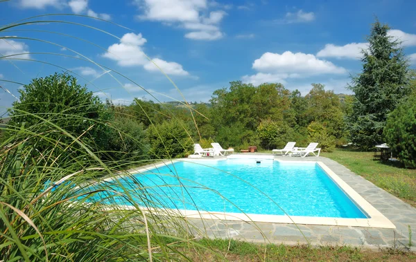 Piscina de una villa de lujo italiana — Foto de Stock