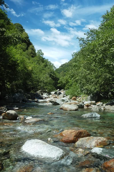 Rocks of a calm mountain river — Stock Photo, Image