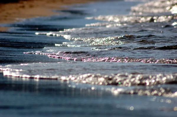 Pequeña ola en la playa de arena — Foto de Stock