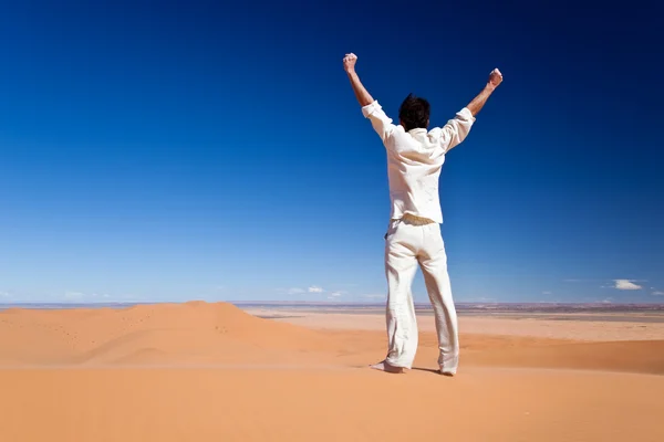 Homme debout sur une dune de sable — Photo