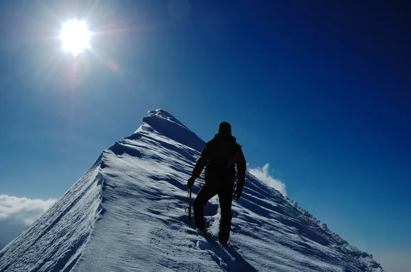 Escalada solitaria del montañista — Foto de Stock