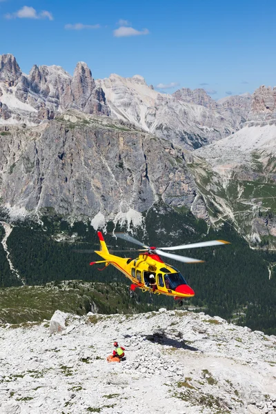 Sauvetage en montagne avec un hélicoptère dans les Alpes . — Photo