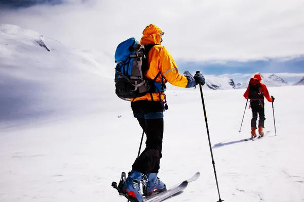 Alpina touring skidåkare — Stockfoto