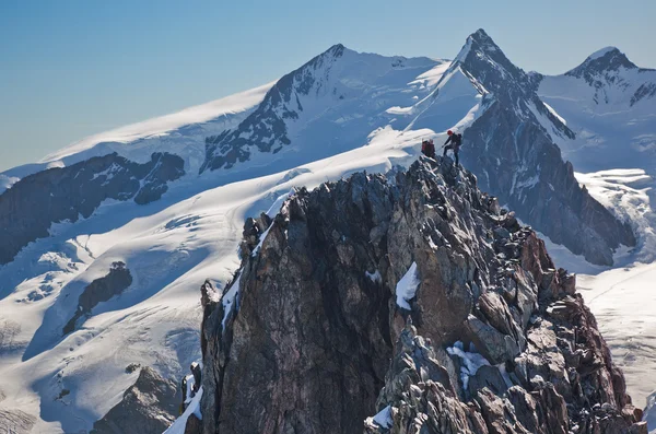 Bergsteiger auf einem felsigen Grat lizenzfreie Stockfotos