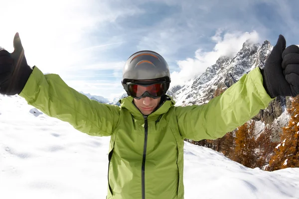 Porträt eines jungen kaukasischen Skifahrers Stockbild