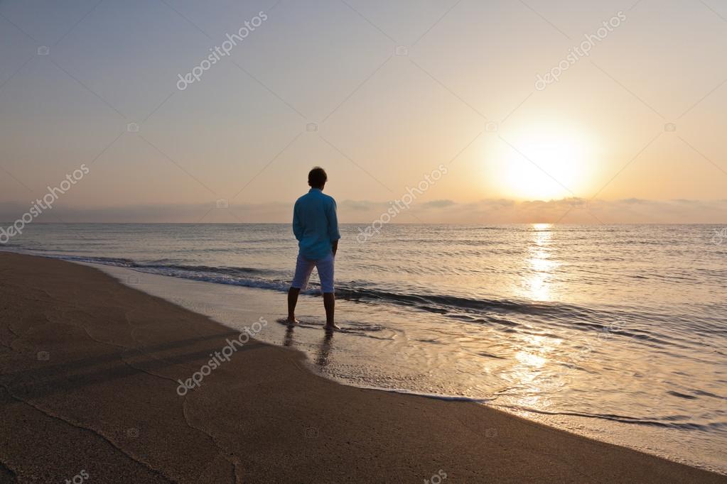 imagenes de hombre solo en la playa