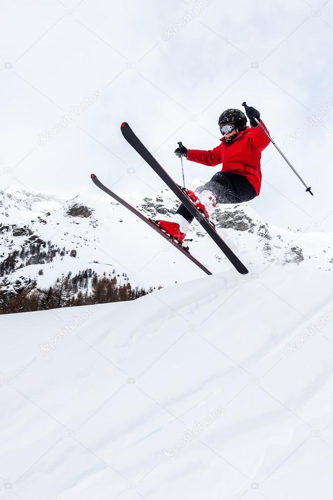Pequeno esquiador saltando en la nieve Foto de stock rcaucino 87999132