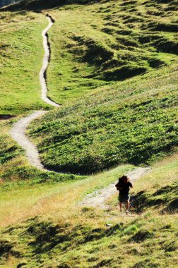 Bir dağ yol boyunca yürüyüş trekker