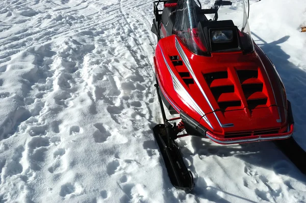 Ski-doo dağ bölgesinde — Stok fotoğraf