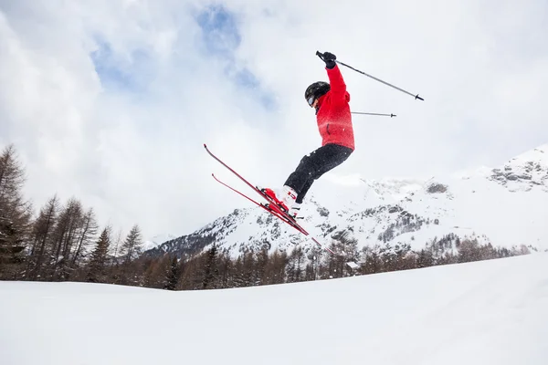 少しスキーヤーが雪の中でジャンプ. — ストック写真