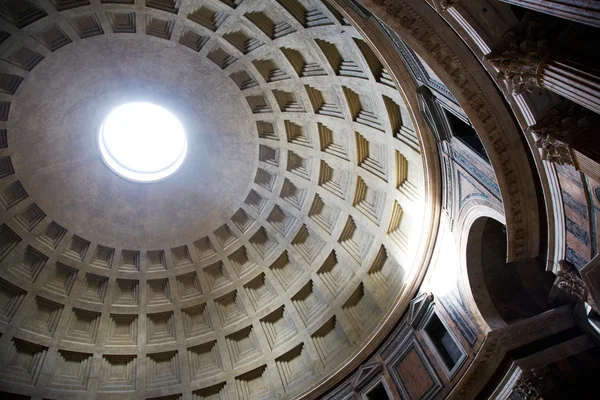 Het interieur van het beroemde Romeinse tempel Pantheon, Rome — Stockfoto