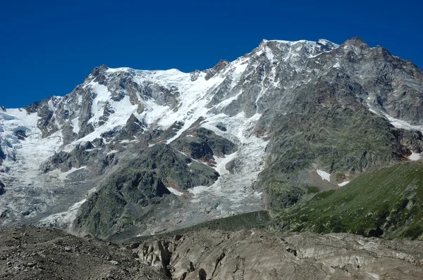 Pico da montanha nevada — Fotografia de Stock