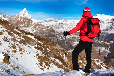 Uzun yürüyüşe çıkan kimse Matterhorn tepe hayran bir dinlenme alır.