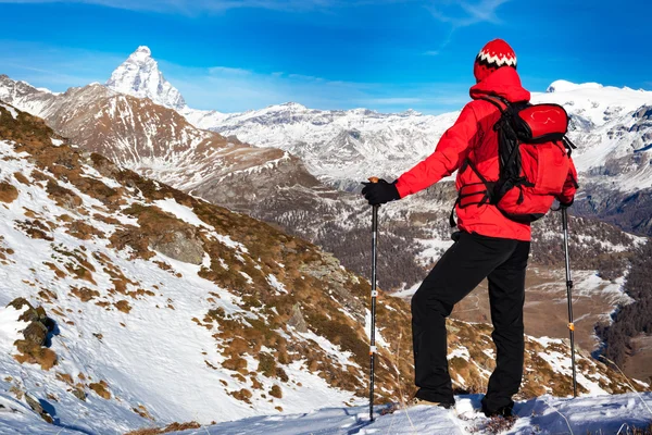 Wanderer macht Rast und bewundert den Matterhorngipfel. — Stockfoto