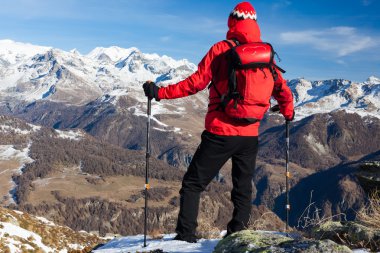 Uzun yürüyüşe çıkan kimse dağ manzarası hayran bir dinlenme alır. Monte Rosa