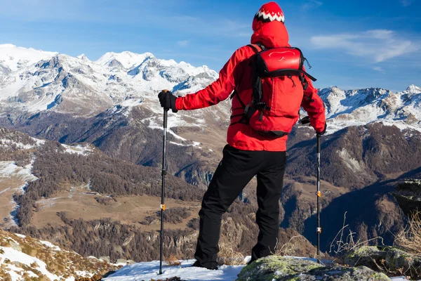 Мандрівного бере відпочинок, милуючись гірський ландшафт. Monte Rosa — стокове фото