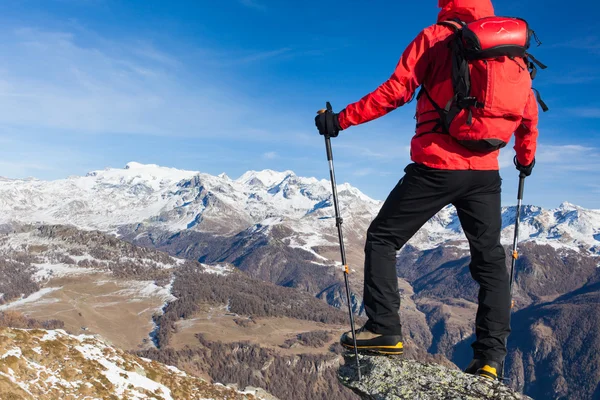 El excursionista descansa admirando el paisaje montañoso. Día soleado, e —  Fotos de Stock