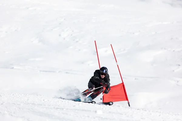 Młody narciarz alpejski w konkurencji slalom. — Zdjęcie stockowe