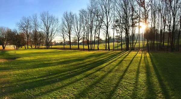 Golfbana vid solnedgången. Höstsäsongen, solig dag. — Stockfoto