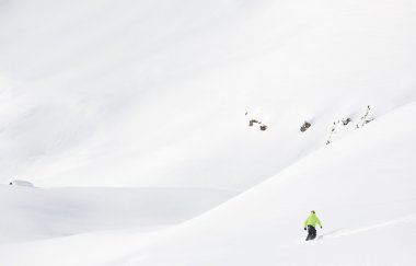 Snowboard yokuş aşağı bir kış Mount taze toz karda gider.